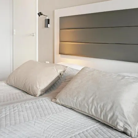 Villa 37 - Sea & | Family By The With Views Over The Water
